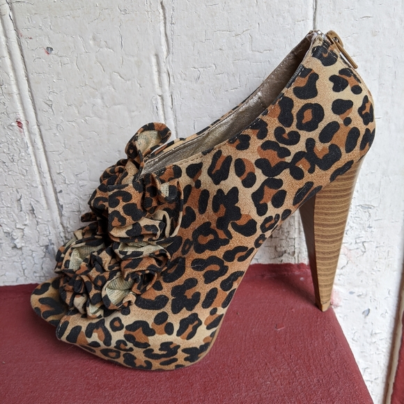 Cheetah Booties w/ Ruffles - Picture 2 of 5